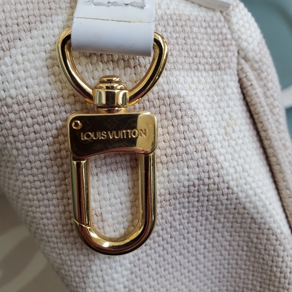 Louis Vuitton - Picture 8 of 10